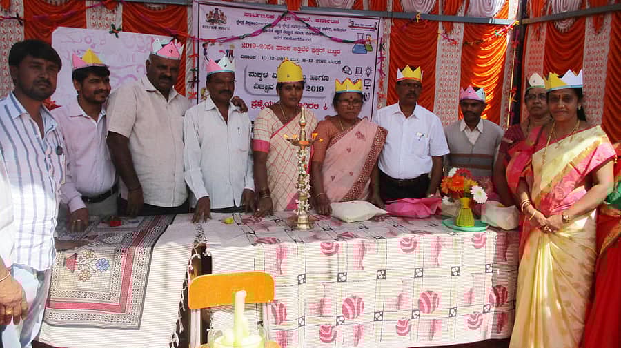 ಅತ್ತಿಬೆಲೆಯಲ್ಲಿ ಸಾರ್ವಜನಿಕ ಶಿಕ್ಷಣ ಇಲಾಖೆ, ಭಾರತ ಜ್ಞಾನ ವಿಜ್ಞಾನ ಸಮಿತಿ ಸಹಯೋಗದಲ್ಲಿ ಕ್ಲಸ್ಟರ್ ಮಕ್ಕಳ ವಿಜ್ಞಾನ ಹಬ್ಬವನ್ನು ಪುರಸಭಾ ಉಪಾಧ್ಯಕ್ಷೆ ಮಂಜುಳ ನಾಗರಾಜು ಉದ್ಘಾಟಿಸಿದರು