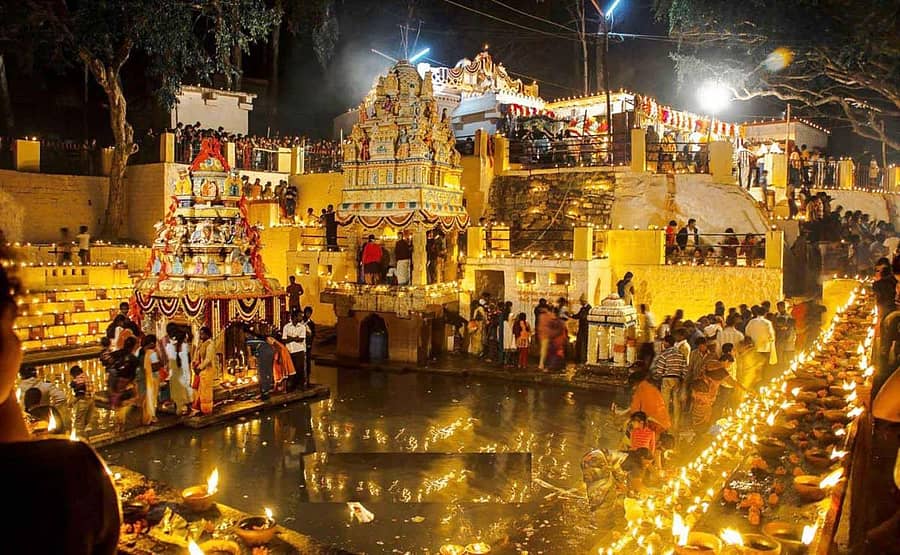 ಕೋಲಾರ ಅಂತರಗಂಗೆ ಬೆಟ್ಟದಲ್ಲಿ ಮಂಗಳವಾರ ರಾತ್ರಿ ಲಕ್ಷ ದೀಪೋತ್ಸವ ನಡೆಯಿತು.