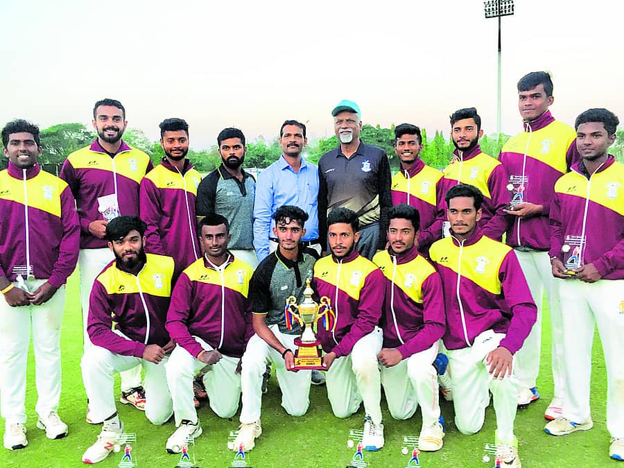 ‘ರನ್ನರ್ ಅಪ್’ ಆದ ಮೈಸೂರು ವಿ.ವಿ ತಂಡ. ಕೋಚ್ ಮನ್ಸೂರ್ ಅಹ್ಮದ್ ಮತ್ತು ಮ್ಯಾನೇಜರ್ ಕೃಷ್ಣಕುಮಾರ್ ಇದ್ದಾರೆ