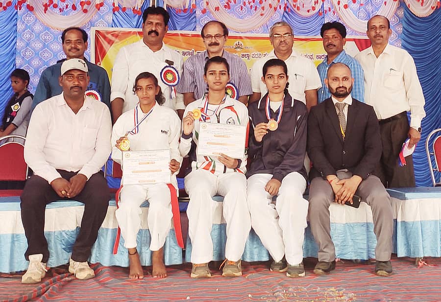ಸನ್ಮಾರ್ಗ ಪಿಯು ಕಾಲೇಜಿನ ವತಿಯಿಂದ ಭಾಗವಹಿಸಿ ರಾಜ್ಯಮಟ್ಟದಲ್ಲಿ ಪ್ರಥಮ ಸ್ಥಾನ ಪಡೆದು ರಾಷ್ಟ್ರಮಟ್ಟಕ್ಕೆ ಆಯ್ಕೆಯಾದಾಗ ತಂಡದ ಸದಸ್ಯರೊಂದಿಗಿರುವ ಕರಾಟೆಪಟು ದೀಪಾ ಹೂಗಾರ (ಕುಳಿತವರಲ್ಲಿ ಮಧ್ಯದವರು)