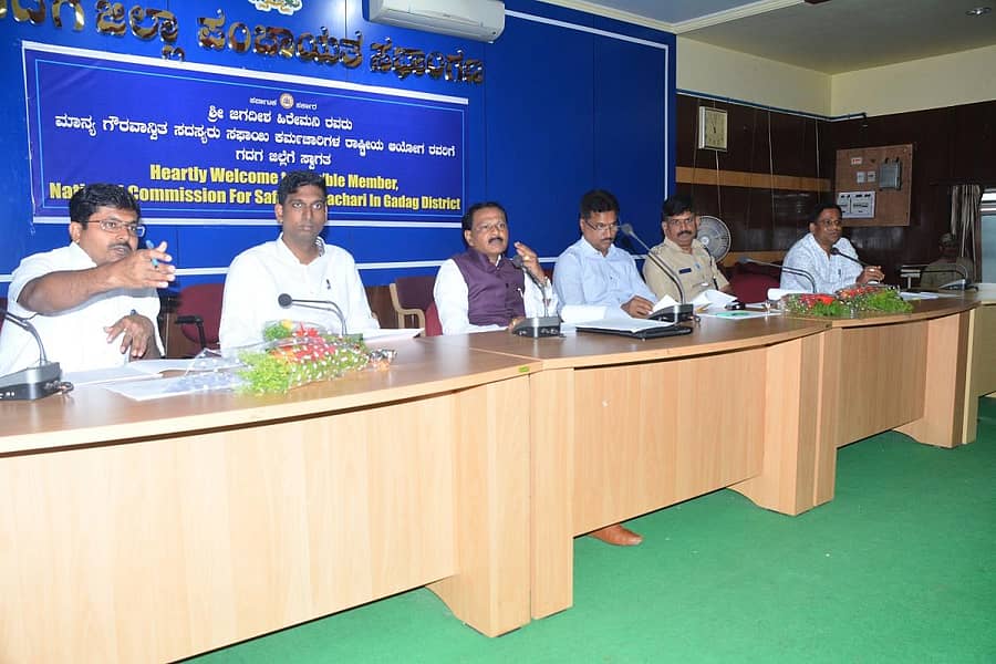 ಗದುಗಿನಲ್ಲಿ ಮಂಗಳವಾರ ನಡೆದ ಸಫಾಯಿ ಕರ್ಮಚಾರಿಗಳ ಪ್ರಗತಿ ಪರಿಶೀಲನಾ ಸಭೆಯಲ್ಲಿ ರಾಷ್ಟ್ರೀಯ ಸಫಾಯಿ ಕರ್ಮಚಾರಿ ಆಯೋಗದ ಸದಸ್ಯ ಜಗದೀಶ ಹಿರೇಮನಿ, ಜಿಲ್ಲಾಧಿಕಾರಿ ಎಂ.ಜಿ ಹಿರೇಮಠ, ಎಸ್ಪಿ ಶ್ರೀನಾಥ ಜೋಶಿ, ಸಿಇಒ ಡಾ.ಆನಂದ್ ಕೆ., ಸಮಾಜ ಕಲ್ಯಾಣ ಇಲಾಖೆ ಉಪನಿರ್ದೇಶಕ ಖಾಜಾ ಹುಸೇನ್ ಮುಧೋಳ, ನಗರಾಭಿವೃದ್ಧಿ ಕೋಶದ ಯೋಜನಾ ನಿರ್ದೇಶಕ ಎಸ್.ಎನ್.ರುದ್ರೇಶ್ ಇದ್ದಾರೆ