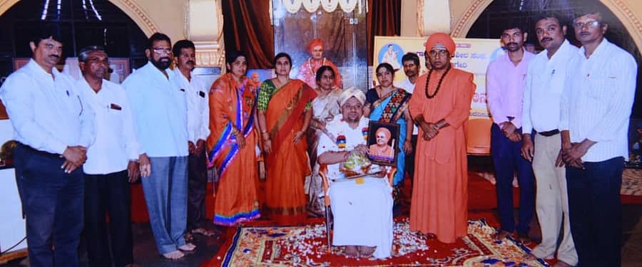 ಗದುಗಿನ ತೋಂಟದಾರ್ಯ ಮಠದಲ್ಲಿ ನಡೆದ ಶಿವಾನುಭವ ಕಾರ್ಯಕ್ರಮದಲ್ಲಿ ಡಾ.ಮಹಾಂತದೇವರ ಅವರನ್ನು ಡಾ.ತೋಂಟದ ಸಿದ್ಧರಾಮ ಸ್ವಾಮೀಜಿ ಸನ್ಮಾನಿಸಿದರು