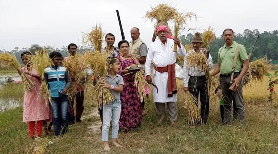 ಗೋಣಿಕೊಪ್ಪಲು ಬಳಿಯ ಚಿಕ್ಕಮಂಡೂರಿನಲ್ಲಿ ಐನಂಡ ಕುಟುಂಬಸ್ಥರು ಕದಿರು ತೆಗೆಯುವ ಮೂಲಕ ಹುತ್ತಿರಿ ಹಬ್ಬವನ್ನು ಸಂಭ್ರಮದಿಂದ ಆಚರಿಸಿದರು