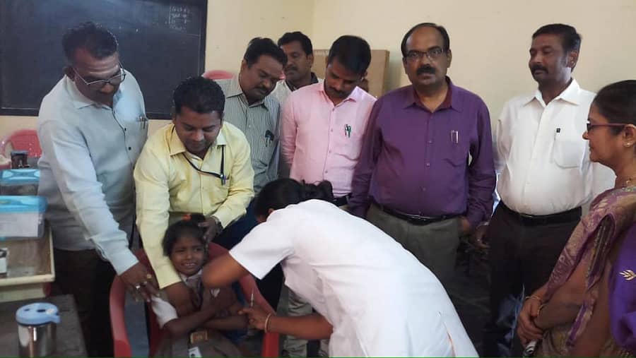 ಹೊಸಪೇಟೆಯ ಮಹಿಳಾ ಸಮಾಜ ಶಾಲೆಯಲ್ಲಿ ಬುಧವಾರ ಮಗುವಿಗೆ ಟಿ.ಡಿ. ಲಸಿಕೆಯ ಚುಚ್ಚುಮದ್ದು ನೀಡಲಾಯಿತು. ತಹಶೀಲ್ದಾರ್ ಡಿ.ಜೆ. ಹೆಗಡೆ ಹಾಗೂ ಆರೋಗ್ಯ ಇಲಾಖೆಯ ಸಿಬ್ಬಂದಿ ಇದ್ದಾರೆ