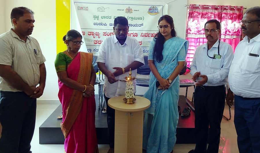 ಮಣಿಪಾಲದ ರಜತಾದ್ರಿಯಲ್ಲಿನ ಜಿಲ್ಲಾ ಪಂಚಾಯಿತಿ ಸಂಪನ್ಮೂಲ ಕೇಂದ್ರದಲ್ಲಿ ಬುಧವರ ನಡೆದ ತ್ಯಾಜ್ಯ ಸಂಗ್ರಹಣೆ ಮತ್ತು ನಿರ್ವಹಣೆ ಕುರಿತ ತರಬೇತಿ ಕಾರ್ಯಾಗಾರವನ್ನು ಜಿಲ್ಲಾ ಪಂಚಾಯಿತಿ ಅಧ್ಯಕ್ಷ ದಿನಕರ ಬಾಬು ಉದ್ಘಾಟಿಸಿದರು.