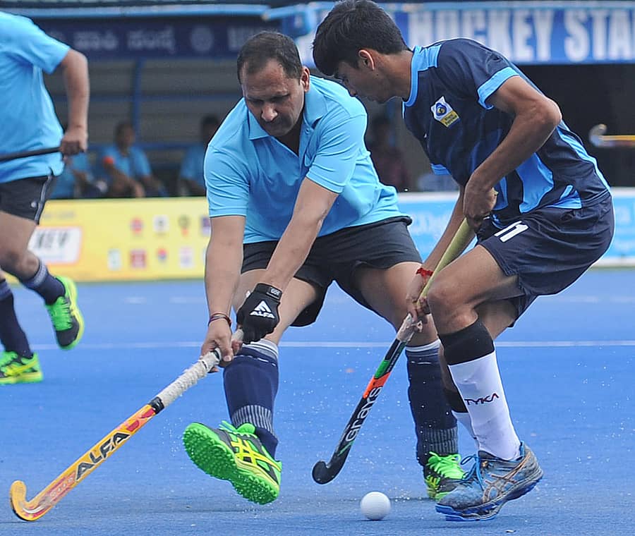 ಗೋಲು ಗಳಿಕೆಯ ಪ್ರಯತ್ನದಲ್ಲಿ ಬಿಪಿಸಿಎಲ್ ಆಟಗಾರ ದರ್ಶನ್ ಗಾವಕರ್(ಬಲ) ಹಾಗೂ ಜಿಎಐಎಲ್ ತಂಡದ ಅಜಯ್ಕುಮಾರ್–ಪ್ರಜಾವಾಣಿ ಚಿತ್ರ–ಪುಷ್ಕರ್ ವಿ.