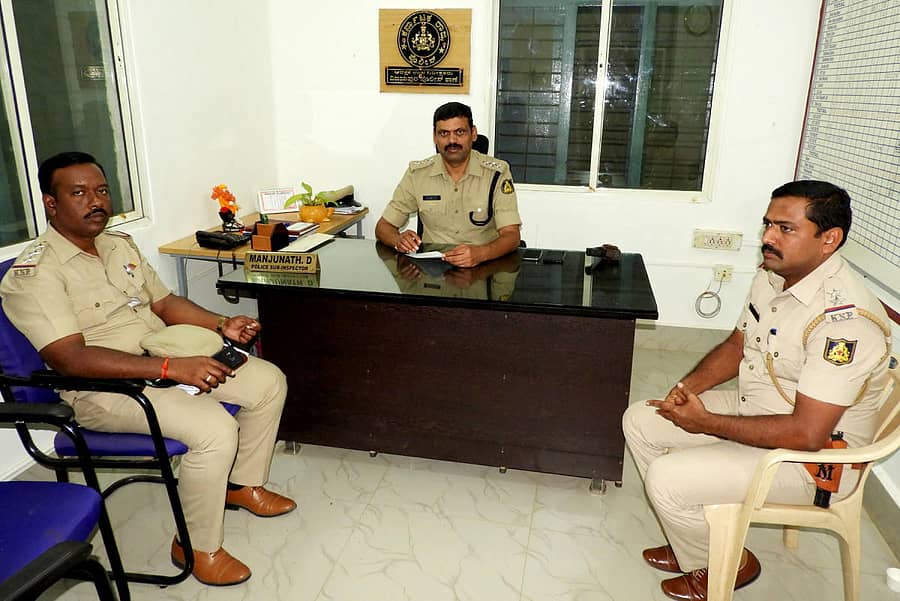 ವಿಜಯಪುರ ಪೊಲೀಸ್ ಠಾಣೆಯಲ್ಲಿ ಪಟ್ಟಣದಲ್ಲಿನ ಟ್ರಾಫಿಕ್ ಸಮಸ್ಯೆಗಳ ಕುರಿತು ಸಬ್ ಇನ್ಸ್ಪೆಕ್ಟರ್ ಡಿ.ಮಂಜುನಾಥ್ ಅವರಿಂದ ಡಿವೈಎಸ್ಪಿ ಟಿ.ರಂಗಪ್ಪ ಮಾಹಿತಿ ಪಡೆದರು. ಸರ್ಕಲ್ ಇನ್ಸ್ಪೆಕ್ಟರ್ ಎಸ್.ಮಲ್ಲಿಕಾರ್ಜುನ್ ಇದ್ದರು