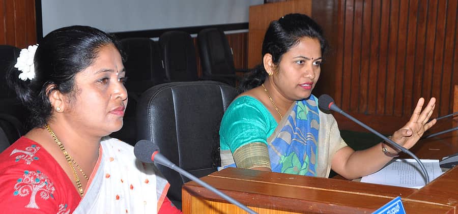 ಚಿತ್ರದುರ್ಗ ಜಿಲ್ಲಾ ಪಂಚಾಯಿತಿಯಲ್ಲಿ ಬುಧವಾರ ನಡೆದ ಮಾಸಿಕ ಕೆಡಿಪಿ ಸಭೆಯಲ್ಲಿ ಮುಖ್ಯ ಕಾರ್ಯನಿರ್ವಹಣಾಧಿಕಾರಿ ಸಿ.ಸತ್ಯಭಾಮ ಮಾತನಾಡಿದರು. ಅಧ್ಯಕ್ಷೆ ವಿಶಾಲಾಕ್ಷಿ ನಟರಾಜ್ ಇದ್ದಾರೆ.