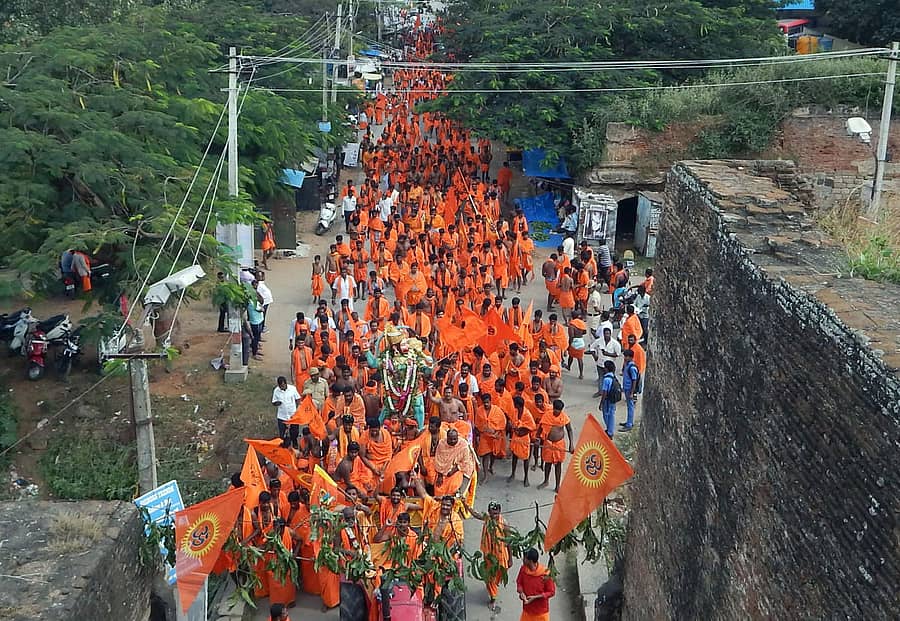 ಶ್ರೀರಂಗಪಟ್ಟಣದಲ್ಲಿ ಬುಧವಾರ ಹನುಮಾನ್ ಮಾಲಾಧಾರಿಗಳ ಸಂಕೀರ್ತನಾ ಯಾತ್ರೆ ನಡೆಯಿತು