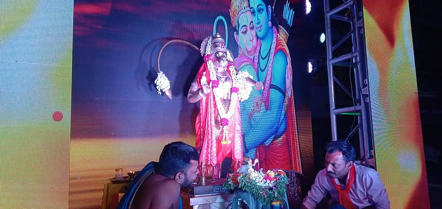 ಶ್ರೀ ಆಂಜನೇಯ ವಿಗ್ರಹವನ್ನು ವಿದ್ಯುತ್ ಅಲಂಕೃತ ಮಂಟಪದಲ್ಲಿ ಪ್ರತಿಷ್ಠಾಪಿಸಿ ಪಟ್ಟಣದಲ್ಲಿ ವಾದ್ಯಗೋಷ್ಠಿಗಳೊಂದಿಗೆ ಮೆರವಣಿಗೆ ನಡೆಸಲಾಯಿತು