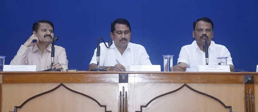 ವಿಜಯಪುರ ಜಿಲ್ಲಾ ಪಂಚಾಯಿತಿ ಸಭಾಂಗಣದಲ್ಲಿ ಬುಧವಾರ ಕೆಡಿಪಿ ಸಭೆ ಜರುಗಿತು