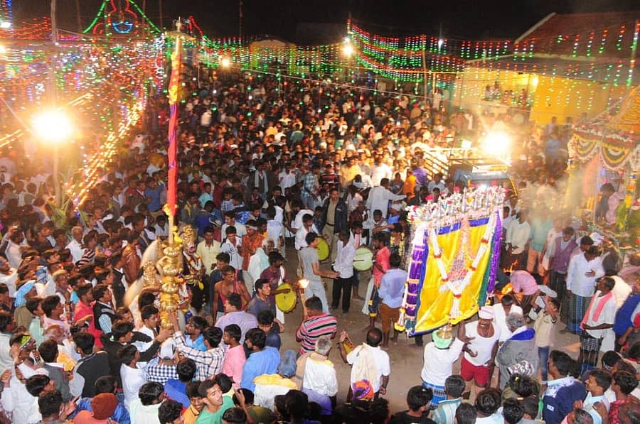 ಕೆರಗೋಡು ಸಮೀಪದ ಆಲಕೆರೆ ಗ್ರಾಮದ ವೀರಭದ್ರೇಶ್ವರ ದೇವಸ್ಥಾನದ ಆವರಣದಲ್ಲಿ ಸೇರಿದ್ದ ಭಕ್ತಸಮೂಹ