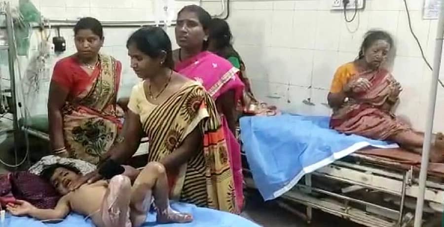 ಮೈಮೇಲೆ ಸಾರು ಬಿದ್ದು ಗಾಯಗೊಂಡ ಗೋಲ್ಯಾಳಿ ಅಂಗನವಾಡಿ ಕೇಂದ್ರದ ಮಕ್ಕಳು ಮತ್ತು ಅಡುಗೆ ಸಹಾಯಕಿಗೆ ಬೆಳಗಾವಿ ಜಿಲ್ಲಾಸ್ಪತ್ರೆಯಲ್ಲಿ ಚಿಕಿತ್ಸೆ ನೀಡುತ್ತಿರುವುದು