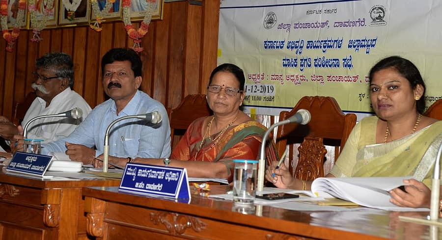 ದಾವಣಗೆರೆಯ ಜಿಲ್ಲಾ ಪಂಚಾಯಿತಿ ಪ್ರಗತಿ ಪರಿಶೀಲನಾ ಸಭೆಯಲ್ಲಿ ಜಿಲ್ಲಾ ಪಂಚಾಯಿತಿ ಅಧ್ಯಕ್ಷೆ ಯಶೋದಮ್ಮ ಮರುಳಪ್ಪ ಮಾತನಾಡಿದರು. ಸಿಇಒ ಪದ್ಮ ಬಸವಂತಪ್ಪ, ಸಾಮಾಜಿಕ ನ್ಯಾಯ ಸಮಿತಿ ಅಧ್ಯಕ್ಷ ಲೊಕೇಶ್ವರ, ಕೃಷಿ ಮತ್ತು ಕೈಗಾರಿಕಾ ಸ್ಥಾಯಿ ಸಮಿತಿ ಅಧ್ಯಕ್ಷ ಬಿ. ಫಕೀರಪ್ಪ ಇದ್ದಾರೆ.