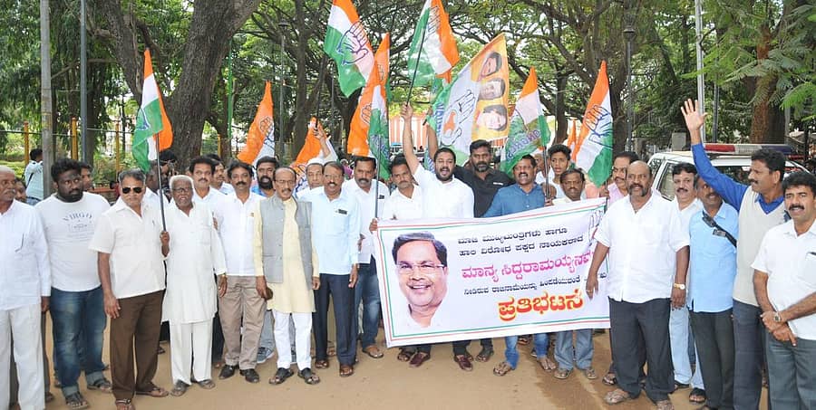 ಟೌನ್‌ಹಾಲ್‌ನಲ್ಲಿ ಕಾಂಗ್ರೆಸ್ ಕಾರ್ಯಕರ್ತರು ಪ್ರತಿಭಟಿಸಿದರು