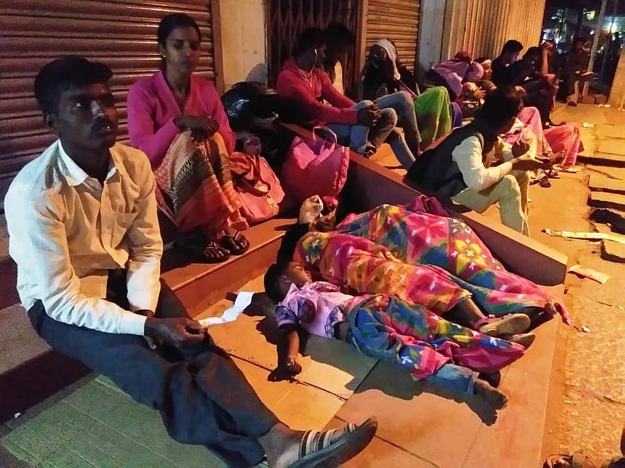 ಖಾನಾಪುರ ಪಟ್ಟಣದ ಕೆವಿಜಿ ಬ್ಯಾಂಕ್ ಮುಂದೆ ಆಧಾರ್ ತಿದ್ದುಪಡಿಗಾಗಿ ರಾತ್ರಿಯೇ ನಾಗರಿಕರು ಬಂದಿದ್ದಾರೆ