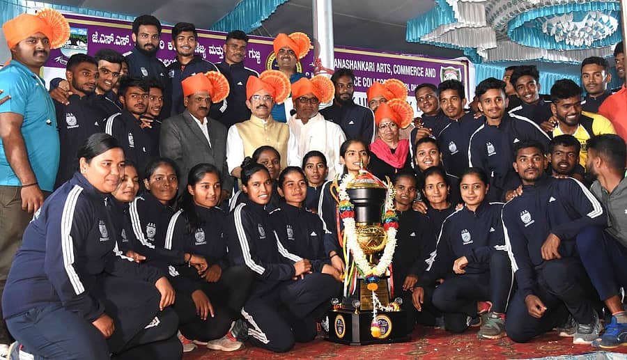 ಕರ್ನಾಟಕ ವಿಶ್ವವಿದ್ಯಾಲಯದ 69ನೇ ಅಂತರ ಕಾಲೇಜು ಕ್ರೀಡಾಕೂಟದಲ್ಲಿ ಸಮಗ್ರ ಪ್ರಶಸ್ತಿ ಪಡೆದ ಜೆಎಸ್ಎಸ್ ಮಂಜುನಾಥೇಶ್ವರ ಕಾಲೇಜಿನ ತಂಡದ ಜೊತೆ ಗಣ್ಯರು ಇದ್ದಾರೆ