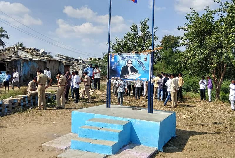 ಡಾ.ಬಿ.ಅರ್. ಅಂಬೇಡ್ಕರ್ ಧ್ವಜ ಕಟ್ಟೆಯ ಮೇಲಿರುವ ಅಂಬೇಡ್ಕರ್ ಭಾವಚಿತ್ರ ಇರುವ ಬೋರ್ಡಿನ ಮೇಲೆ ಚಪ್ಪಲಿ ಇಡಲಾಗಿದೆ