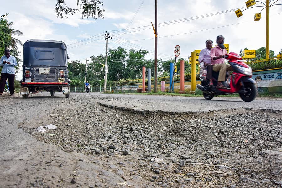 ಕಲಬುರ್ಗಿ ನಗರದ ಸೂಪರ್ ಮಾರ್ಕೆಟ್ ನಿಂದ ಜಗತ್ ವೃತ್ತದ ರಸ್ತೆಯು ಹದಗೆಟ್ಟಿರುವುದು