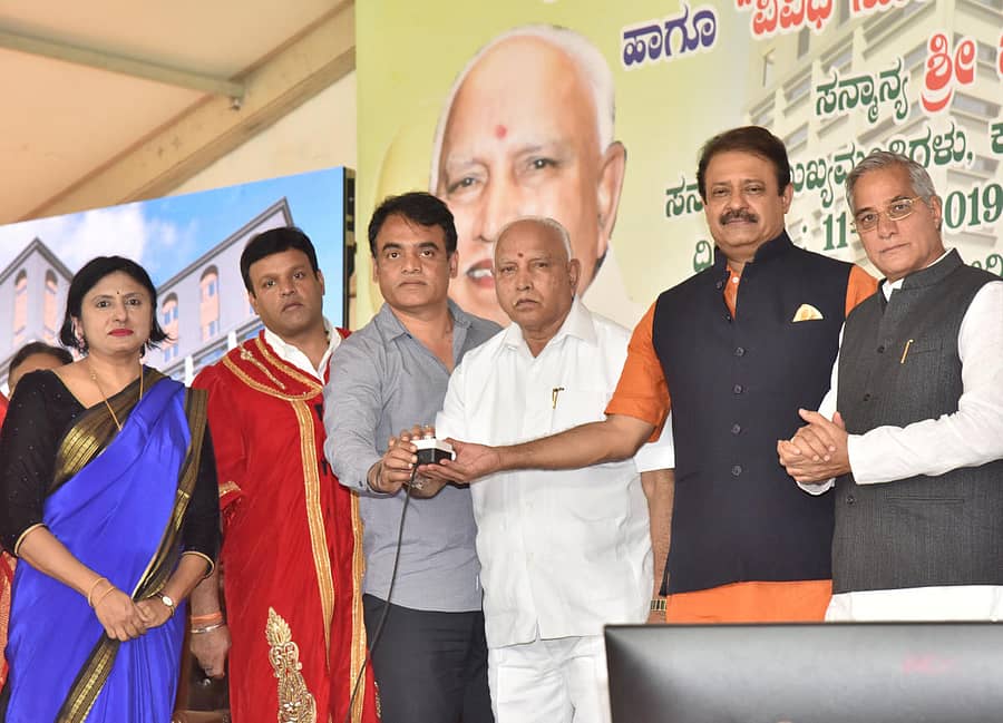 ಕ್ಯಾನ್ಸರ್ ಚಿಕಿತ್ಸೆ ಸೇರಿದಂತೆ ವಿವಿಧ ನೂತನ ಘಟಕಗಳಿಗೆ ಬಿ.ಎಸ್. ಯಡಿಯೂರಪ್ಪ ಚಾಲನೆ ನೀಡಿದರು. ಬಿಎಂಸಿಆರ್ಐ ಡೀನ್ ಡಾ. ಜಯಂತಿ, ಮೇಯರ್ ಎಂ.ಗೌತಮ್ ಕುಮಾರ್, ಡಾ.ಸಿ.ಎನ್. ಅಶ್ವತ್ಥ ನಾರಾಯಣ, ಶಾಸಕ ಉದಯ್ ಗರುಡಾಚಾರ್ ಹಾಗೂ ವಿಧಾನ ಪರಿಷತ್ ಸದಸ್ಯ ಲಹರ್ ಸಿಂಗ್ ಸಿರೋಯಾ ಇದ್ದರು –ಪ್ರಜಾವಾಣಿ ಚಿತ್ರ