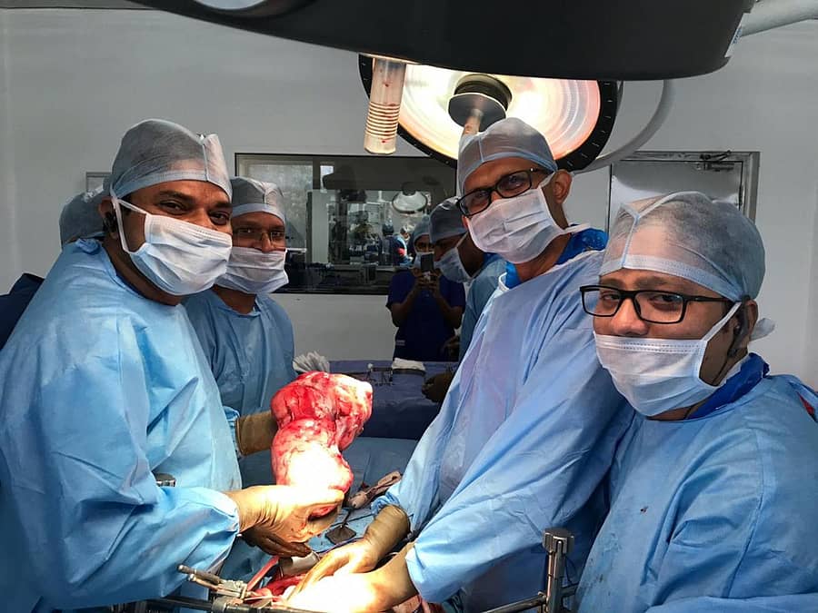 ಶಸ್ತ್ರಚಿಕಿತ್ಸೆ ಮೂಲಕ ಹೊರತೆಗೆದ ಗಡ್ಡೆಯನ್ನು ಫೋರ್ಟಿಸ್ ಕ್ಯಾನ್ಸರ್ ಸಂಸ್ಥೆಯ ಡಾ.ಸಂದೀಪ್ ನಾಯಕ್ ‌ನೇತೃತ್ವದ ವೈದ್ಯರ ತಂಡ ಪ್ರದರ್ಶಿಸಿತು