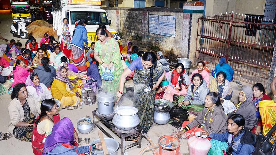 ಬೀದಿ ಬದಿಯಲ್ಲಿ ಆಹಾರ ತಯಾರಿಸಿಕೊಳ್ಳುತ್ತಿರುವ ಅಂಗನವಾಡಿ ಕಾರ್ಯಕರ್ತೆಯರು.