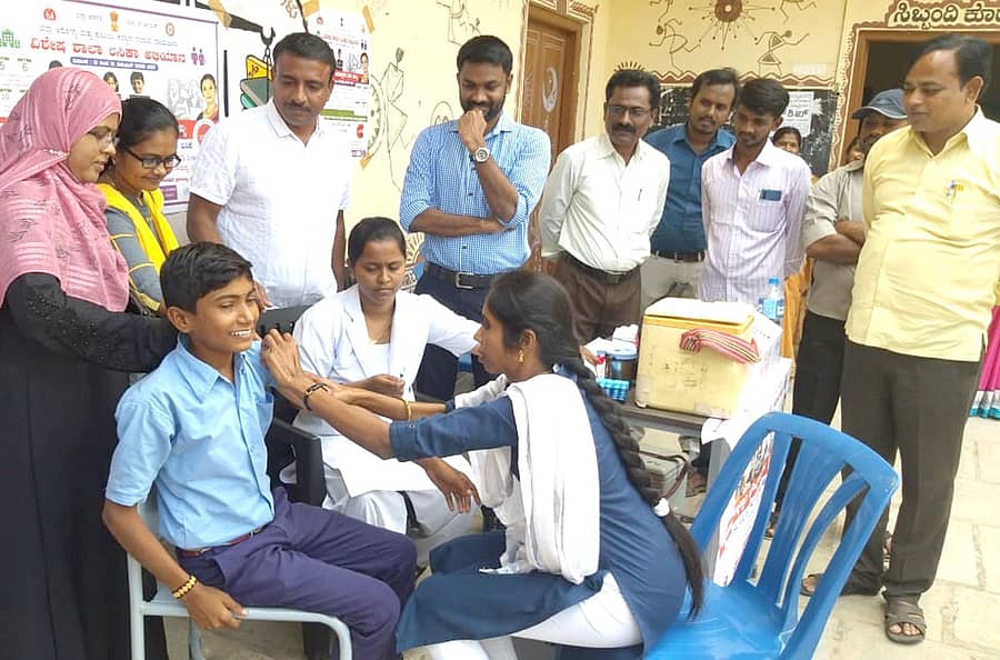 ಲಿಂಗಸುಗೂರು ಸರ್ಕಾರಿ ಕಿರಿಯ ಮಹಾವಿದ್ಯಾಲಯದಲ್ಲಿ ಈಚೆಗೆ ವಿಶೇಷ ಶಾಲಾ ಲಸಿಕೆ ಅಭಿಯಾನಕ್ಕೆ ಉಪ ವಿಭಾಗಾಧಿಕಾರಿ ಚಾಲನೆ ನೀಡಿದರು