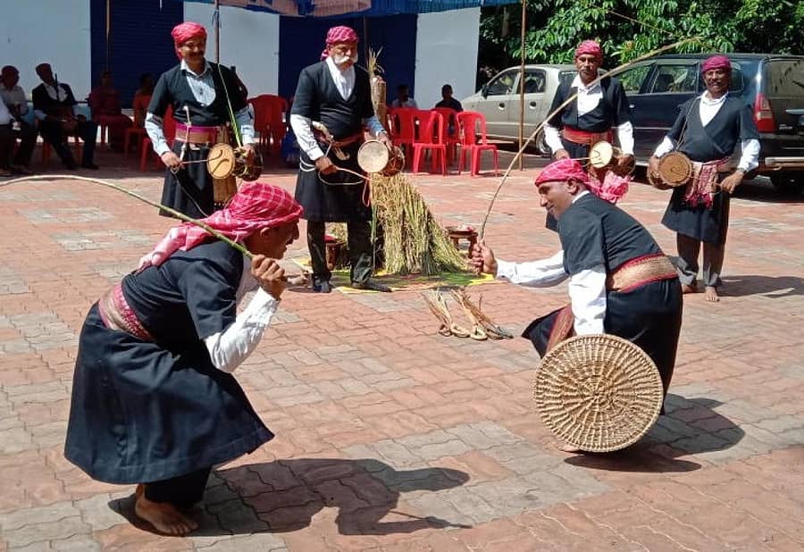ಕುಶಾಲನಗರ ಸಮೀಪದ ಚಿಕ್ಕಬೆಟ್ಟಗೇರಿಯಲ್ಲಿ ಪುತ್ತರಿ ನಮ್ಮೆ ಅಂಗವಾಗಿ ಪರೆಯ ಕಳಿ ಪ್ರದರ್ಶಿಸಿದರು