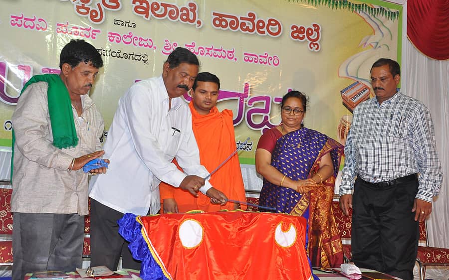 ಹಾವೇರಿಯ ಹೊಸಮಠದಲ್ಲಿ ಗುರುವಾರ ಏರ್ಪಡಿಸಿದ್ದ ‘ಯುವ ಸೌರಭ’ ಕಾರ್ಯಕ್ರಮಕ್ಕೆ ಜಿಲ್ಲಾ ಪಂಚಾಯಿತಿ ಅಧ್ಯಕ್ಷ ಎಸ್‌.ಕೆ. ಕರಿಯಣ್ಣನವರ ಚಾಲನೆ ನೀಡಿದರು