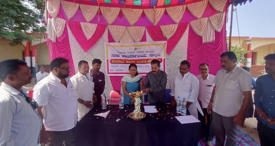 ಸಿರವಾರ ತಾಲ್ಲೂಕಿನ ನವಲಕಲ್ಲು ಗ್ರಾಮದಲ್ಲಿ ಗುರುವಾರ ಮಲ್ಲಟ ನಾಡ ಕಚೇರಿ ವತಿಯಿಂದ ಏರ್ಪಡಿಸಿದ್ದ ಕಂದಾಯ ಹಾಗೂ ಪಿಂಚಣಿ ಅದಾಲತ್ ಅನ್ನು ತಹಶೀಲ್ದಾರ್ ಕೆ.ಶ್ರುತಿ ಉದ್ಘಾಟಿಸಿದರು