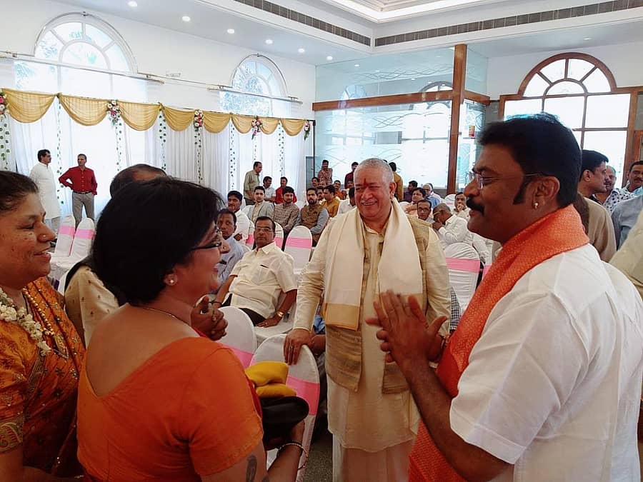 ಬೆಂಗಳೂರಿನಲ್ಲಿ ನಡೆದ ಮದುವೆ ಸಮಾರಂಭದಲ್ಲಿ ಆನಂದ್ ಸಿಂಗ್ ಹಾಗೂ ಎಚ್.ಆರ್. ಗವಿಯಪ್ಪ ಮುಖಾಮುಖಿಯಾದರು