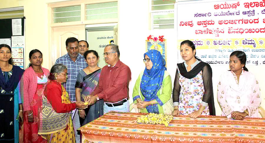 ಸರ್ಕಾರಿ ಆಯುರ್ವೇದ ಆಸ್ಪತ್ರೆಯಲ್ಲಿ ಬಾಳೆಹಣ್ಣಿನ ಔಷಧಿ ವಿತರಿಸಲಾಯಿತು