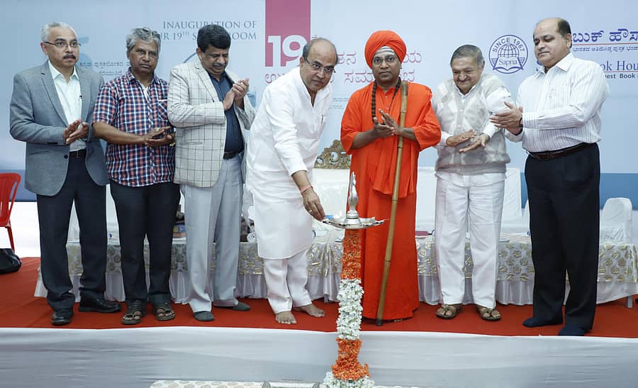 ಬೆಳಗಾವಿಯಲ್ಲಿ ಸಪ್ನ ಬುಕ್ಹೌಸ್ ಶಾಖೆಯನ್ನು ವಿಧಾನಪರಿಷತ್ ಮುಖ್ಯಸಚೇತಕ ಮಹಾಂತೇಶ ಕವಟಗಿಮಠ ಗುರುವಾರ ಉದ್ಘಾಟಿಸಿದರು