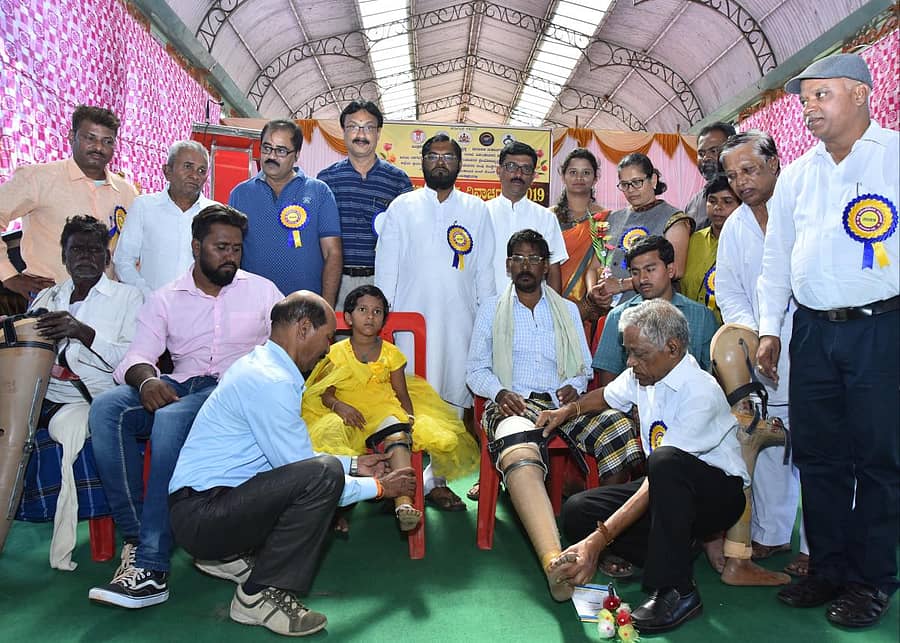 ಹುಬ್ಬಳ್ಳಿಯ ಇಂದಿರಾ ಗ್ಲಾಸ್ಹೌಸ್ ಆವರಣದಲ್ಲಿ ಗುರುವಾರ ಏರ್ಪಡಿಸಲಾಗಿದ್ದ ವಿಶ್ವ ಅಂಗವಿಕಲರ ದಿನಾಚರಣೆಯಲ್ಲಿ ಅಂಗವಿಕಲರಿಗೆ ಕೃತಕ ಕಾಲುಗಳನ್ನು ಜೋಡಿಸಲಾಯಿತು –ಪ್ರಜಾವಾಣಿ ಚಿತ್ರ