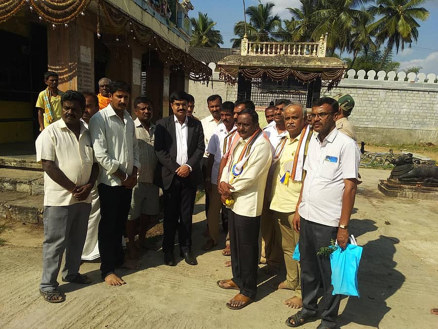 ಕೆರಗೋಡು ಗ್ರಾಮದ ಪಂಚಲಿಂಗೇಶ್ವರ ದೇವಸ್ಥಾನಕ್ಕೆ ಜಿಲ್ಲಾಧಿಕಾರಿ ಡಾ.ಎಂ.ವಿ.ವೆಂಕಟೇಶ್ ಭೇಟಿ ನೀಡಿ ಪರಿಶೀಲಿಸಿದರು