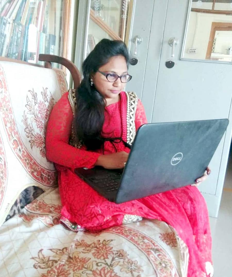 ಆನ್ಲೈನ್ ಮೂಲಕ ಪಾಠ ಮಾಡುತ್ತಿರುವ ತೇರದಾಳದ ಜ್ಯೋತಿ ಮಲ್ಲಪ್ಪ ಬೀಳಗಿ.