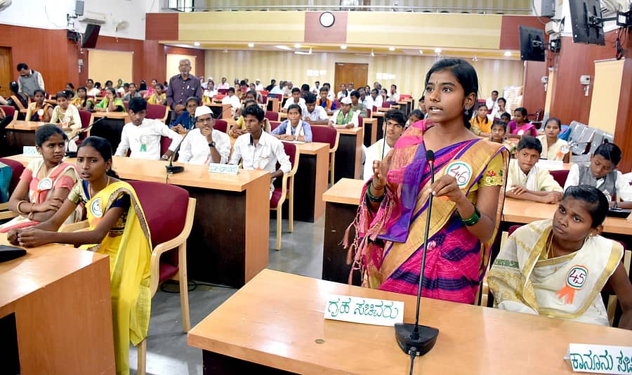 ರಾಯಚೂರು ಜಿಲ್ಲಾ ಪಂಚಾಯಿತಿ ಸಭಾಂಗಣದಲ್ಲಿ 2019–20ನೇ ಸಾಲಿನ ಪ್ರೌಢಶಾಲಾ ವಿದ್ಯಾರ್ಥಿಗಳಿಗೆ ಗುರುವಾರ ಹಮ್ಮಿಕೊಂಡಿದ್ದ ಜಿಲ್ಲಾ ಮಟ್ಟದ ಯುವ ಸಂಸತ್ ಸ್ಪರ್ಧೆಯಲ್ಲಿ ಗೃಹ ಸಚಿವೆ ಸಿಂಧನೂರಿನ ಐಶ್ವರ್ಯ ಮಾತನಾಡಿದರು