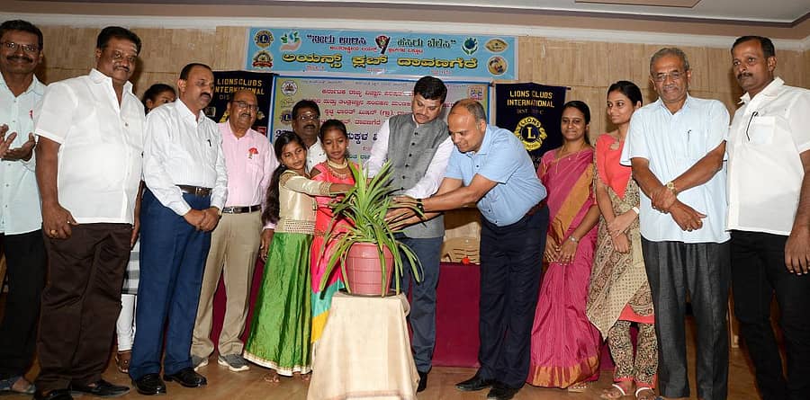 ದಾವಣಗೆರೆಯಲ್ಲಿ ಆಯೋಜಿಸಿದ್ದ ಮಕ್ಕಳ ವಿಜ್ಞಾನ ಸಮಾವೇಶವನ್ನು ಜಿಲ್ಲಾಧಿಕಾರಿ ಮಹಾಂತೇಶ ಬೀಳಗಿ ಸಸಿಗೆ ನೀರುಣಿಸುವ ಮೂಲಕ ಉದ್ಘಾಟಿಸಿದರು