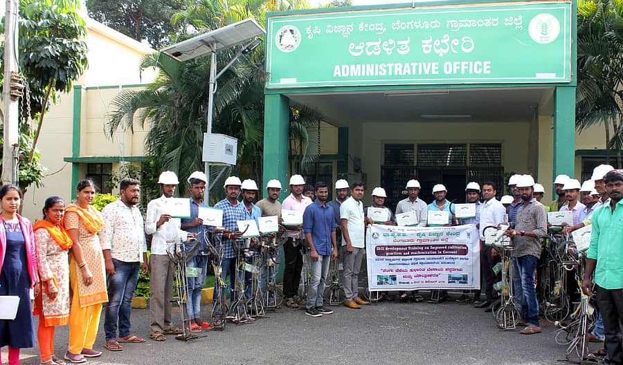 ಕೃಷಿ ವಿಜ್ಞಾನ ಕೇಂದ್ರದಲ್ಲಿ ತೆಂಗು ಯಾಂತ್ರೀಕರಣ ಕುರಿತ ಕೌಶಲಾಭಿವೃದ್ಧಿ ತರಬೇತಿ ಪಡೆದವರಿಗೆ ಯಂತ್ರಗಳನ್ನು ವಿತರಿಸಲಾಯಿತು
