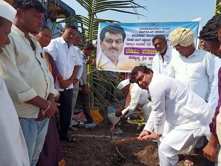 ವಿಜಯಪುರ ತಾಲ್ಲೂಕು ಮಾಶ್ಯಾಳದಲ್ಲಿ ಡೋಣಿ ನದಿಗೆ ಸೇತುವೆ ನಿರ್ಮಾಣ ಕಾಮಗಾರಿಗೆ ಶಾಸಕ ಎಂ.ಬಿ.ಪಾಟೀಲ ಗುರುವಾರ ಭೂಮಿಪೂಜೆ ನೆರವೇರಿಸಿದರು