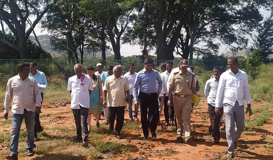 ಕೋಲಾರ ಎಪಿಎಂಸಿ ಸ್ಥಳಾಂತರಕ್ಕೆ ಗುರುತಿಸಿರುವ ಚಲುವನಹಳ್ಳಿ ಬಳಿಯ ಅರಣ್ಯ ಇಲಾಖೆ ಜಾಗವನ್ನು ಜಿಲ್ಲಾಧಿಕಾರಿ ಜೆ.ಮಂಜುನಾಥ್ ಗುರುವಾರ ಪರಿಶೀಲಿಸಿದರು.