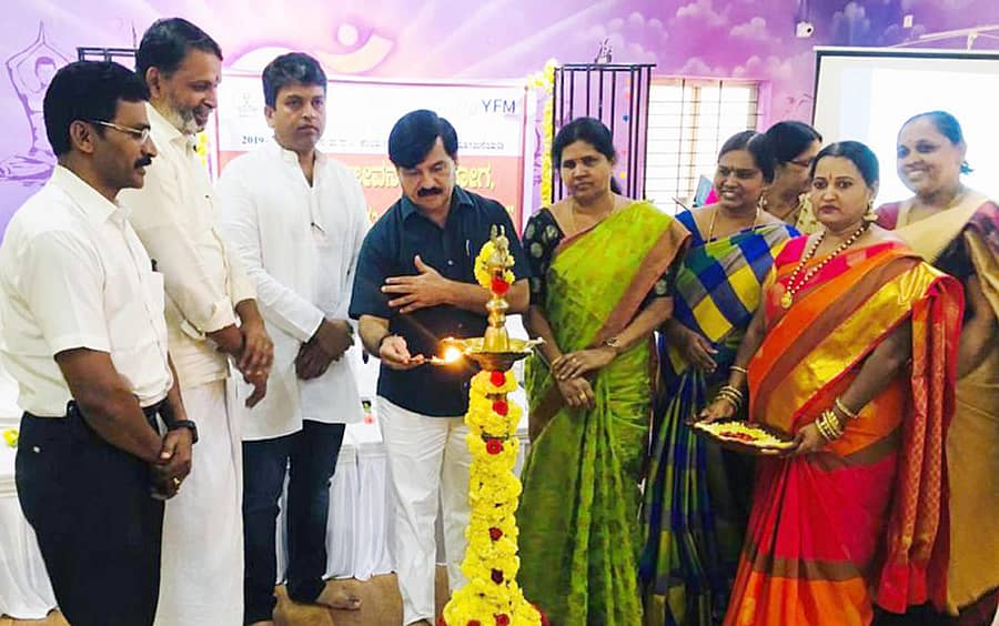 ಯೋಗಪಟುಗಳಿಗಾಗಿ ಮೈಸೂರಿನಲ್ಲಿ ನಡೆದ ಕಾರ್ಯಾಗಾರಕ್ಕೆ ಶಾಸಕ ಎಸ್.ಎ.ರಾಮದಾಸ್ ಚಾಲನೆ ನೀಡಿದರು. ಶ್ರೀಹರಿ ಇದ್ದಾರೆ