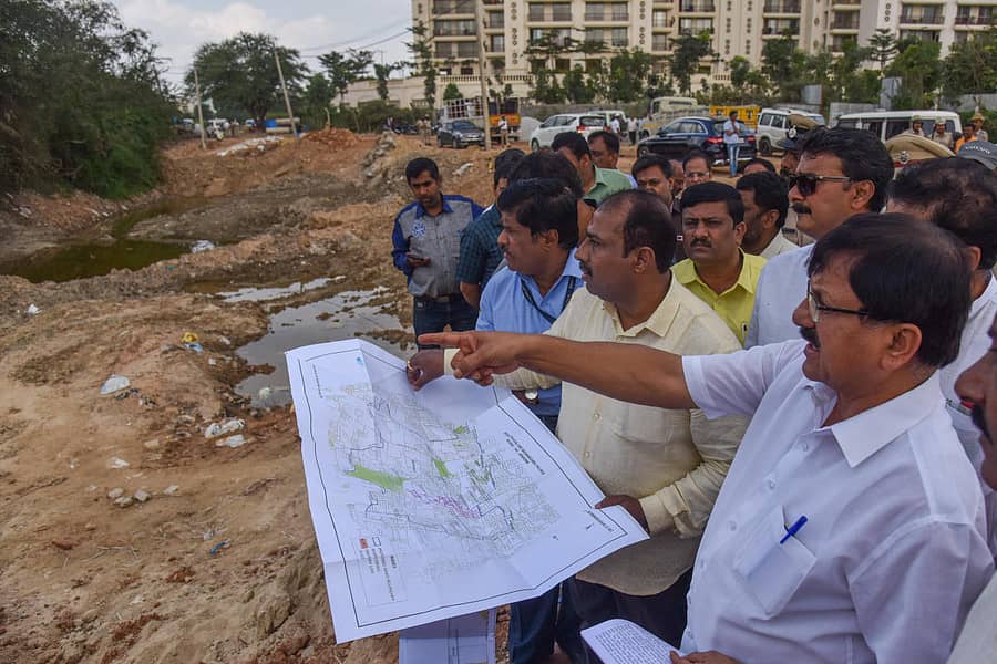 ಆರಗ ಜ್ಞಾನೇಂದ್ರ ನೇತೃತ್ವದ ಸ್ಥಳೀಯ ಸಂಸ್ಥೆಗಳ ಸದನ ಸಮಿತಿಯು ಹುಳಿಮಾವು ಕೆರೆ ಪ್ರದೇಶವನ್ನು ಪರಿಶೀಲಿಸಿತು. ಶಾಸಕ ಸತೀಶ್ ರೆಡ್ಡಿ ಇದ್ದರು – ಪ್ರಜಾವಾಣಿ ಚಿತ್ರ