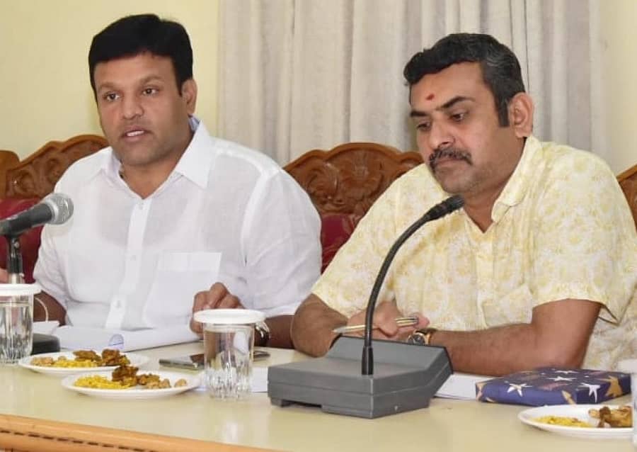 ಕಂದಾಯ ಅಧಿಕಾರಿಗಳ ಸಭೆಯಲ್ಲಿ ಮೇಯರ್ ಗೌತಮ್‌ಕುಮಾರ್ ಮಾತನಾಡಿದರು. ಪಾಲಿಕೆ ಸದಸ್ಯ ಮುನೀಂದ್ರಕುಮಾರ್ ಇದ್ದರು