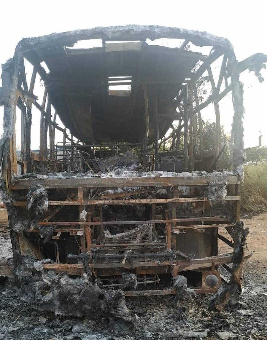 ಅಪಘಾತದಲ್ಲಿ ಸುಟ್ಟು ಕರಕಲಾದ ಬಸ್