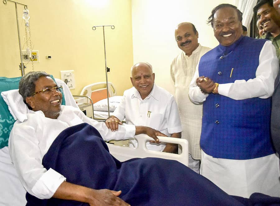 ಮುಖ್ಯಮಂತ್ರಿ ಯಡಿಯೂರಪ್ಪ, ಗೃಹ ಸಚಿವ ಬಸವರಾಜ ಬೊಮ್ಮಾಯಿ, ಗ್ರಾಮೀಣಾಭಿವೃದ್ಧಿ ಸಚಿವ ಕೆ.ಎಸ್. ಈಶ್ವರಪ್ಪ ಅವರು ಸಿದ್ದರಾಮಯ್ಯ ಅವರನ್ನು ಆಸ್ಪತ್ರೆಯಲ್ಲಿ ಭೇಟಿಯಾಗಿ ಆರೋಗ್ಯ ವಿಚಾರಿಸಿದರು