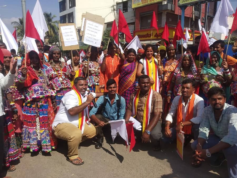 ಬಂಜಾರ ಸಮುದಾಯದವರು ಶುಕ್ರವಾರ ಹೊಸಪೇಟೆಯಲ್ಲಿ ಪ್ರತಿಭಟನೆ ನಡೆಸಿದರು