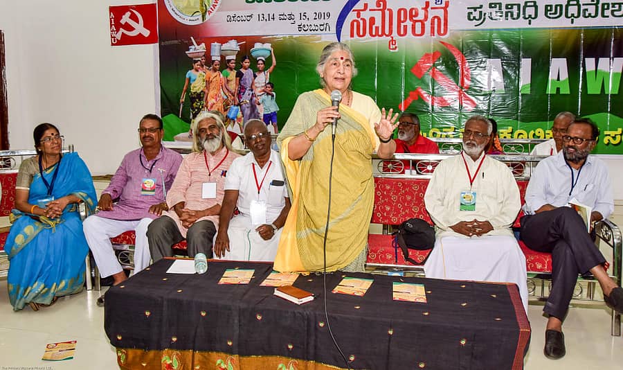 ಕಲಬುರ್ಗಿಯಲ್ಲಿ ಕೃಷಿ ಕೂಲಿಕಾರರ 7ನೇ ರಾಜ್ಯ ಸಮ್ಮೇಳನದಲ್ಲಿ ಮಾಜಿ ಸಂಸದೆ ಸುಭಾಷಿಣಿ ಅಲಿ ಮಾತನಾಡಿದರು.