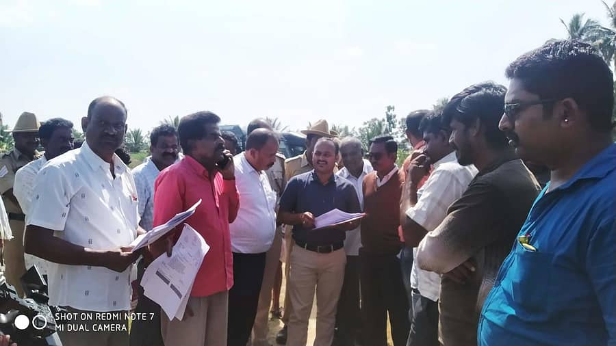 ಮದ್ದೂರು ತಾಲ್ಲೂಕಿನ ಗೊರವನಹಳ್ಳಿ ಬಳಿ ಹೈಟೆನ್ಷನ್‌ ತಂತಿ ಅಳವಡಿಕೆಗೆ ಮುಂದಾದ ಅಧಿಕಾರಿಗಳನ್ನು ರೈತರು ತರಾಟೆಗೆ ತೆಗೆದುಕೊಂಡರು
