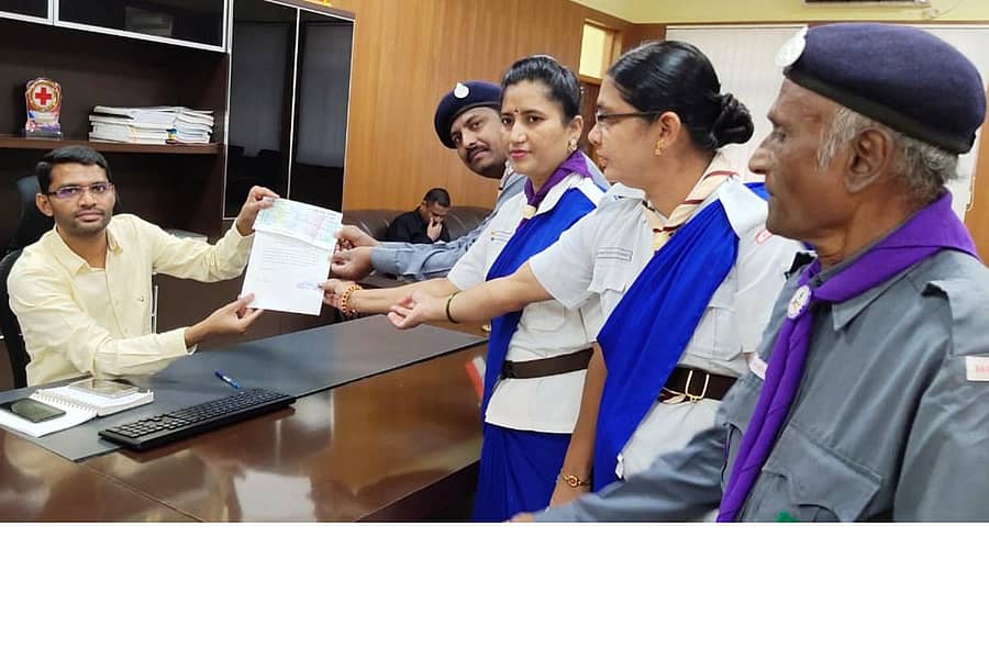 ಯಾದಗಿರಿಯ ಭಾರತ್ ಸ್ಕೌಟ್ಸ್ ಮತ್ತು ಗೈಡ್ಸ್ ಸಂಸ್ಥೆ ವತಿಯಿಂದ ನೆರೆ ಹಾವಳಿಗೆ ತುತ್ತಾದ ಜನರಿಗಾಗಿ ಸಂಗ್ರಹಿಸಿದ ಹಣದ ಚೆಕ್ ಅನ್ನು ಜಿಲ್ಲಾಧಿಕಾರಿಗೆ ಹಸ್ತಾಂತರಿಸಲಾಯಿತು